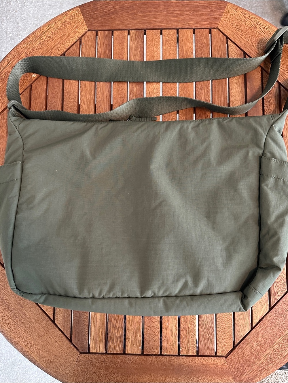 Uniqlo Multi Pocket Shoulder Bag in Olive - Picture 7 of 11